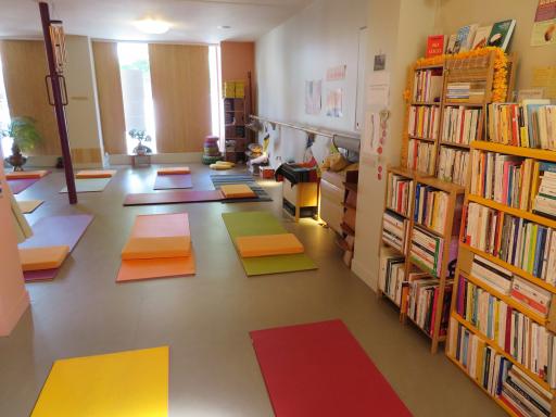 La salle de yoga et sa bibliothèque